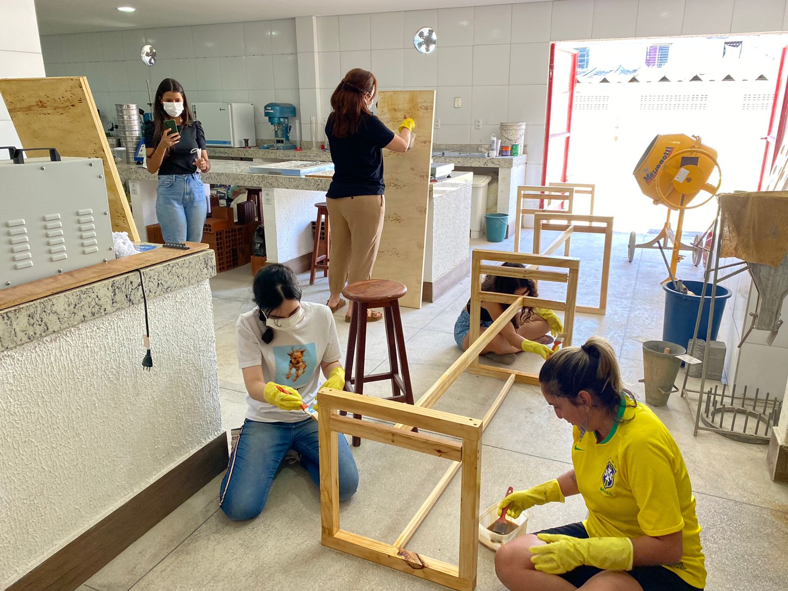 Alunos de Centro Universitário entregam mobiliário urbano para comunidade ribeirinha do Poço da Pane