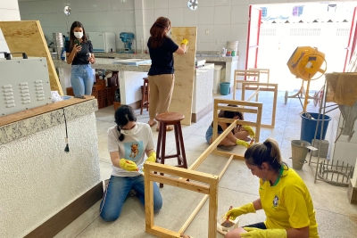 Alunos de Centro Universitário entregam mobiliário urbano para comunidade ribeirinha do Poço da Pane