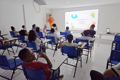 Estudantes recebem aula de educação ambiental em Paulista