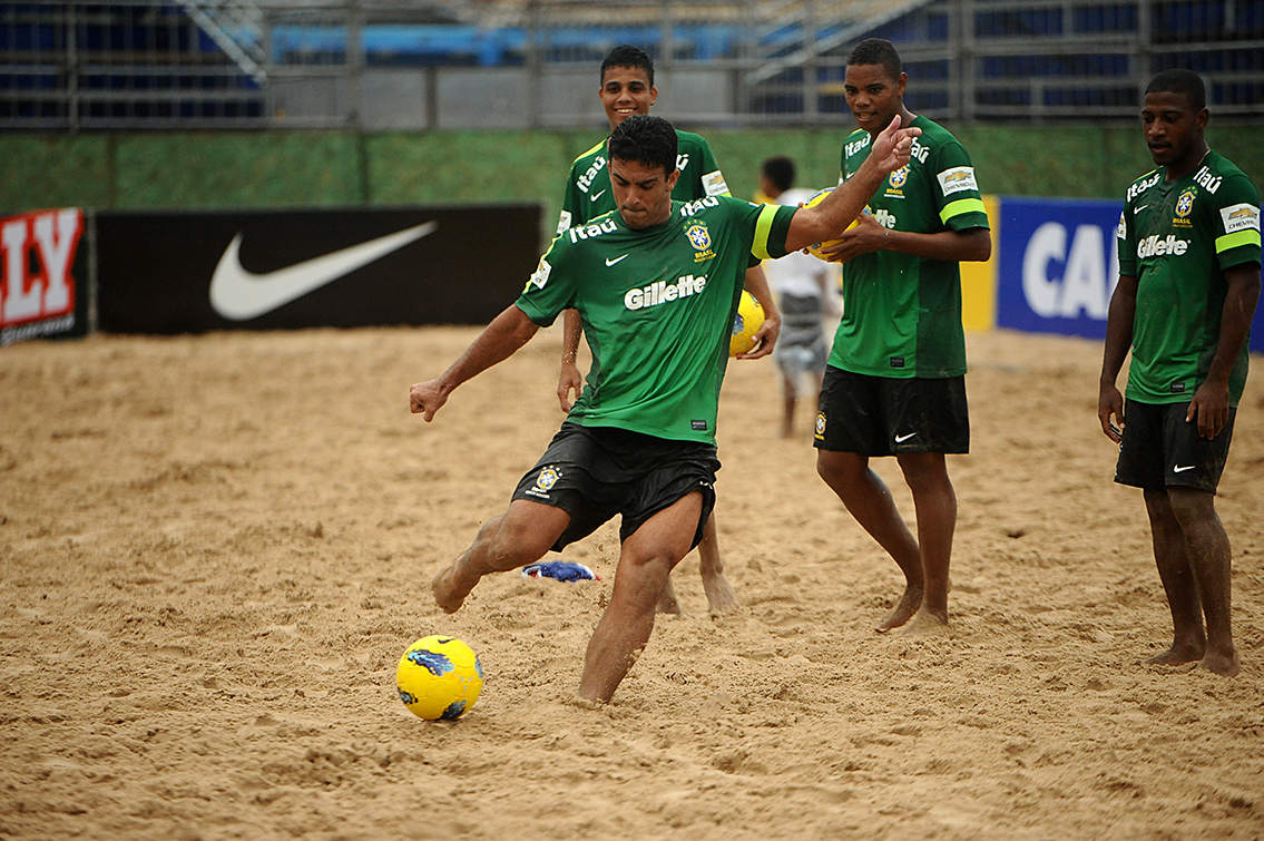 Brasil encara Paraguai na quarta rodada da Copa Sul-Americana de futebol de areia